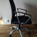 Kancelářskou židli s opěrkami