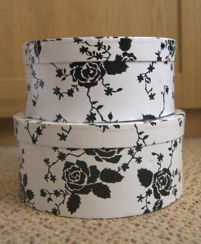 Krabičky bílé s černými růžemi