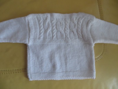 Bílý pletený svetřík pro nenáročné, cca 3-6M
