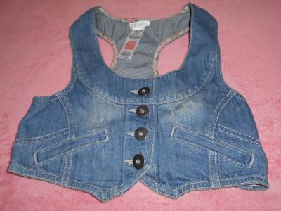 Džínová vestička.