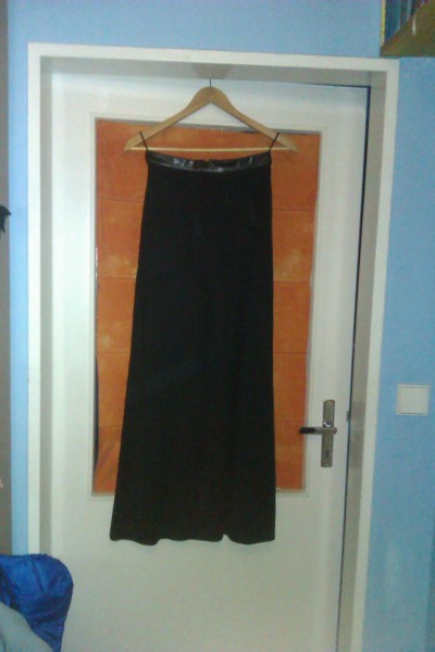 Dámská černá sukně, velmi úzká v pase a dlouhá