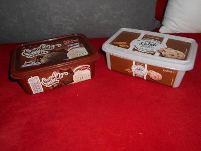 Krabičky od zmrzlin.