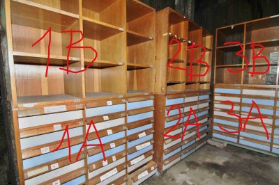 Dřevěné regály se šuplíky