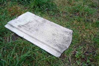 BETONOVÉ TAŠKY ze střechy přístavku