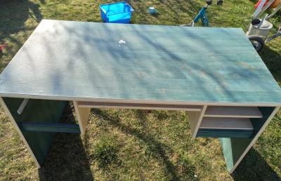 Psací stůl, šuplíky též k dispozici