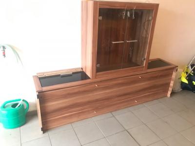 Poličku a skleněnou závěsnou skříň