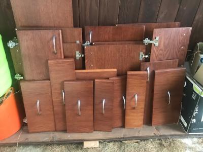 Dvířka a čela šuplíků ze zdemontované kuchyně