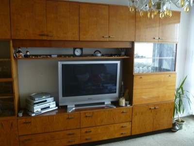 Starší funkční obývací stěna