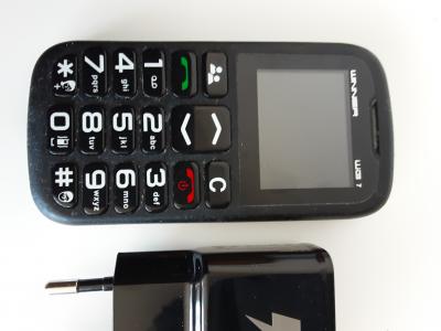 Mobilní telefon s nabíječkou