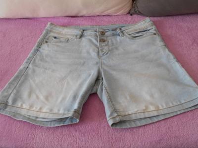 Džínové kraťasy.