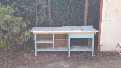 Pult s mycím dřezem v celkem dobrém stavu