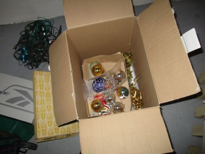 Krabici vánočních ozdob