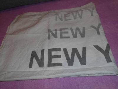 Povlak na polštář šedý s textem.