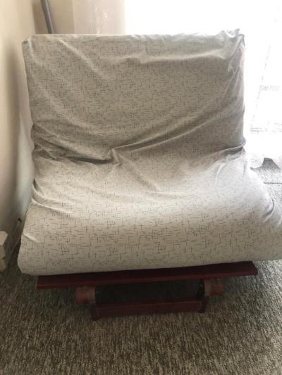 Futon s rozkladaci konstrukci