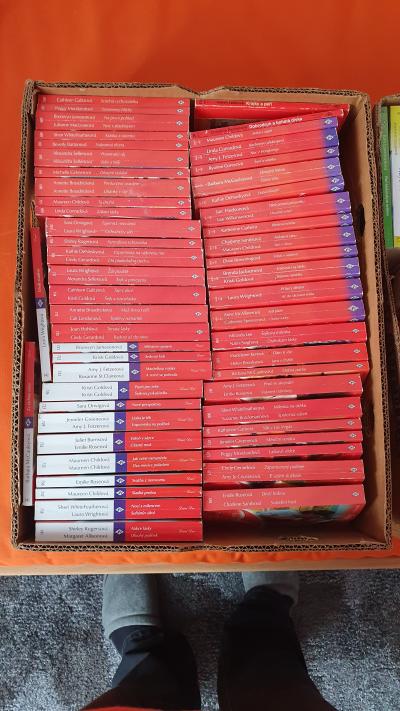 Knihy Harlequin, 3 krabice, červená knihovna