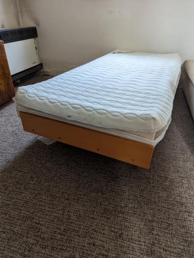 postel s matrací
