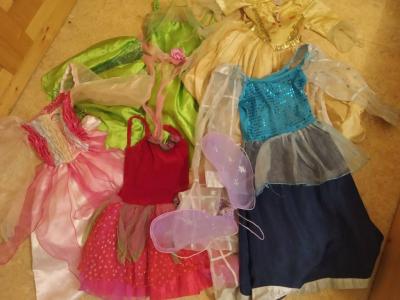 Dětské kostýmy/šaty v různém stupni rozpadu