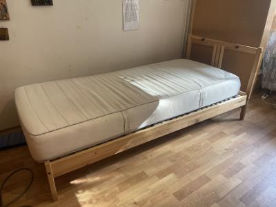 Dám za odvoz dřevěnou postel s matrací Praha 3 Vinohrady