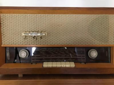 Retro rádio s gramofonem