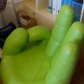 Daruji za odvoz zelené koženkové křeslo ve tvaru ruky.