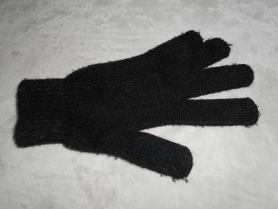 Opuštěná černá rukavice