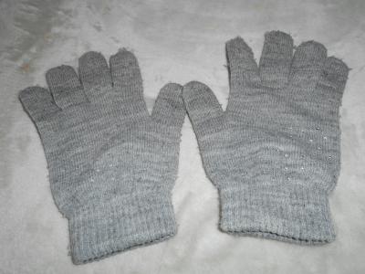 Šedé rukavice s kamínky