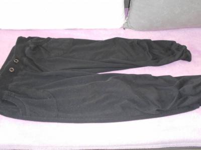 Černé tepláky či teplákové kalhoty.
