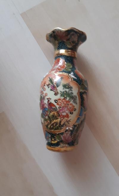 Tmavá čínská váza