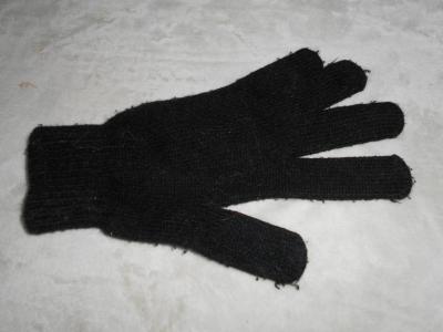 Opuštěná černá rukavice.