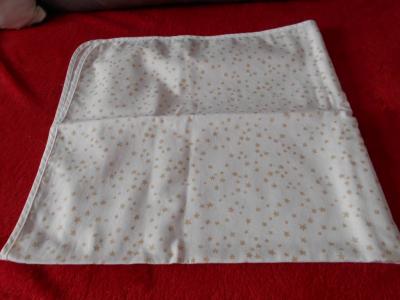 Ubrus s hvězdičkama.