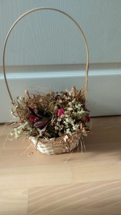 Proutěný košík se sušenými květy