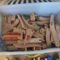 Daruji dřevěné vláčky s kolejemi