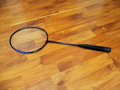 Badmintonová raketa s prasklým výpletem