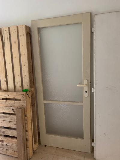 staré dřevěné dveře, poškozené, ale plně funkční