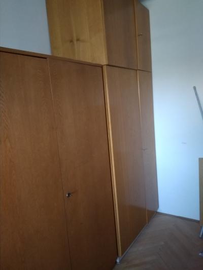 Tři šatní skříně a nástavbová skříňka