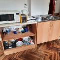 Dřez a kuchyňský pult bez vybavení