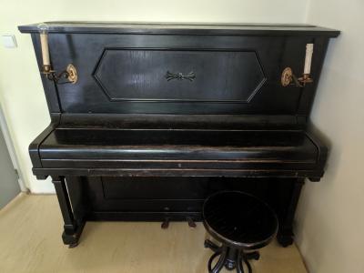 Pianino Petrof stolička