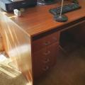 Dřevěný hnědý psací stůl