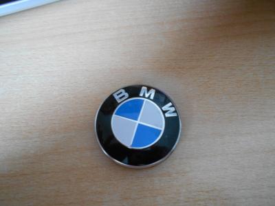Tovární značka na auto BMW