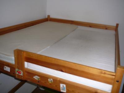 Patrová postel z masivu.