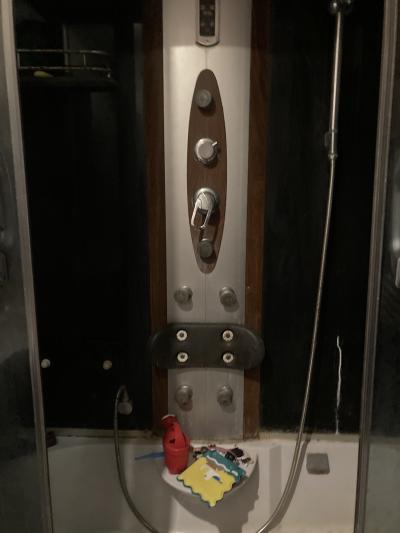 Sprchový kout a koupelnový nábytek