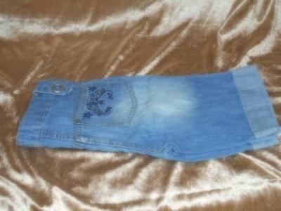 Džínové kraťásky.