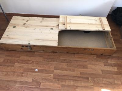 Dřevěný šuplík pod postel