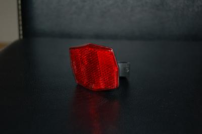 Cerveny reflektor na kolo