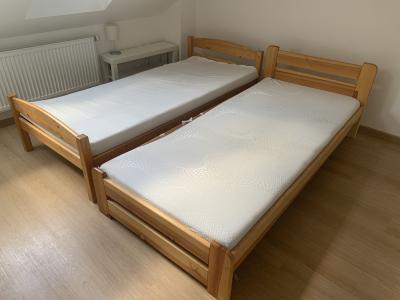 Dvě postele z masivu včetně matrací