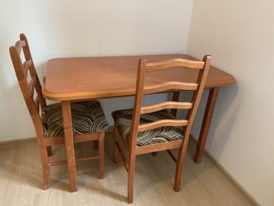 Jídelní stůl a dvě židle - dřevo třešeň