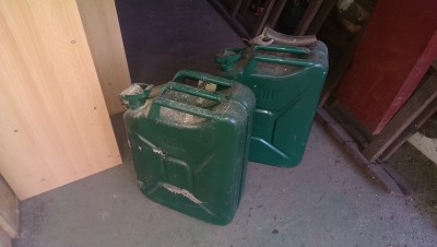 Dva 20l kanystry se starým benzínem (asi super)