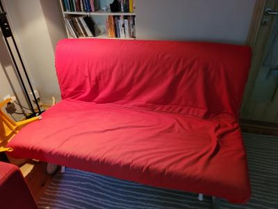 Červená rozkládací sedačka IKEA