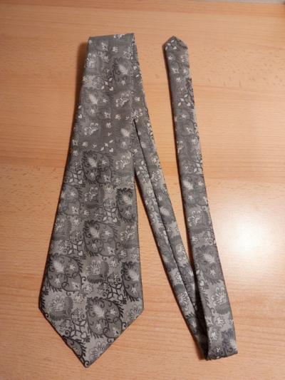 kravata Hedva, světle šedá se vzorem