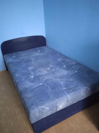 Čalouněná postel s úložným prostorem